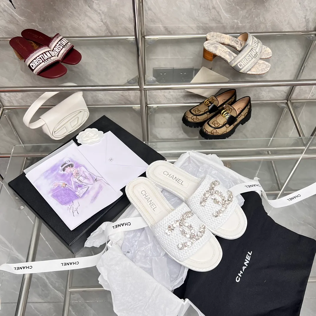 👟👟Ex-factory price 480👟👟 CHANEL woven handmade slippers are currently the most difficult slippers to make. They are all handmade. The diamonds are artificially put on one by one. Imported pure natural dense weaving! Super heavy duty! The quality is much better than the ones on the market, so it is not easily deformed and has a certain degree of flexibility to the touch, not that hard! It doesn’t feel stuffy when you wear it, and the breathability effect is really good! Size: 35-40. Genuine leather outsole. This product is relatively rare. Don’t hesitate to get it. I don’t know how many months it will last. Maybe it will be gone all of a sudden. This kind of shoes can’t be made for long. It’s too troublesome.